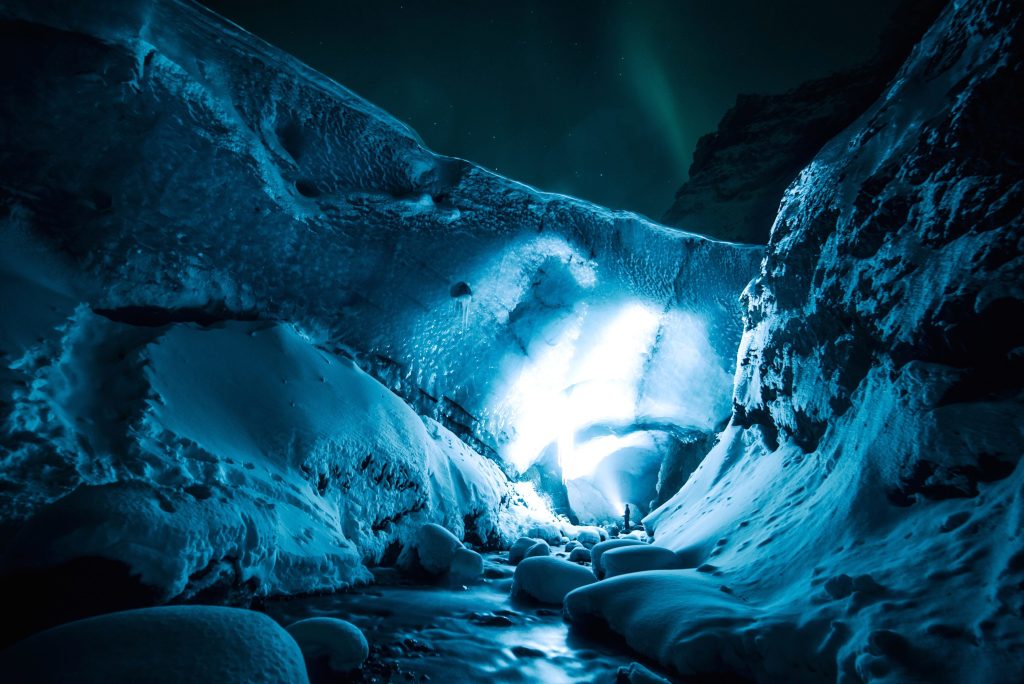 menembus-keajaiban-es-eksplorasi-gua-gua-glasaial-islandia