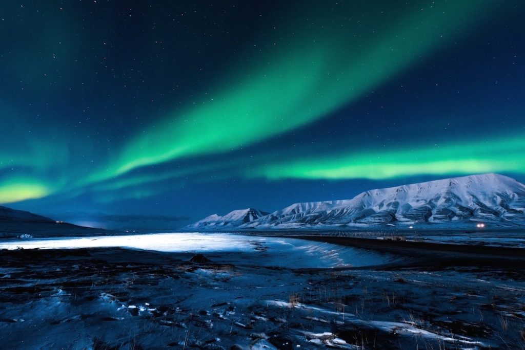 aurora-di-atas-langit-es-perburuan-cahaya-utara-di-tanah-api-dan-es
