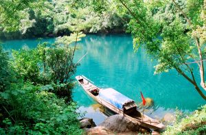 menelusuri-gua-raksasa-dan-danau-rahasia-keajaiban-alam-vietnam-tengah