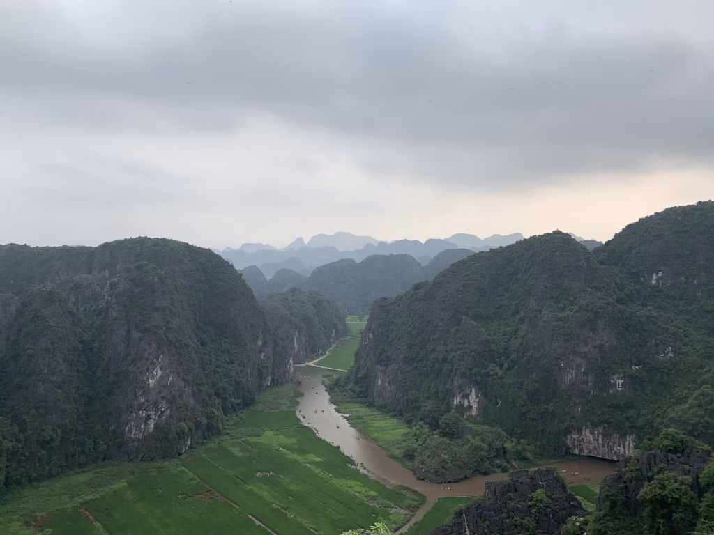 antara-kabut-sungai-dan-senyum-memoar-perjalanan-di-vietnam