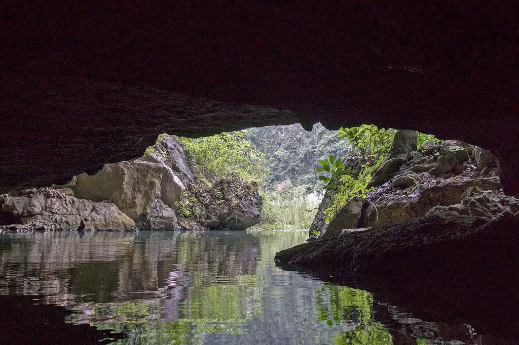 menelusuri-gua-raksasa-dan-danau-rahasia-keajaiban-alam-vietnam-tengah