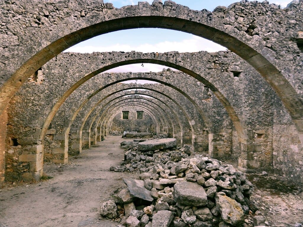 monasteri-tersembunyi-di-gua-gua-kreta-keheningan-spiritual-di-perut-bumi