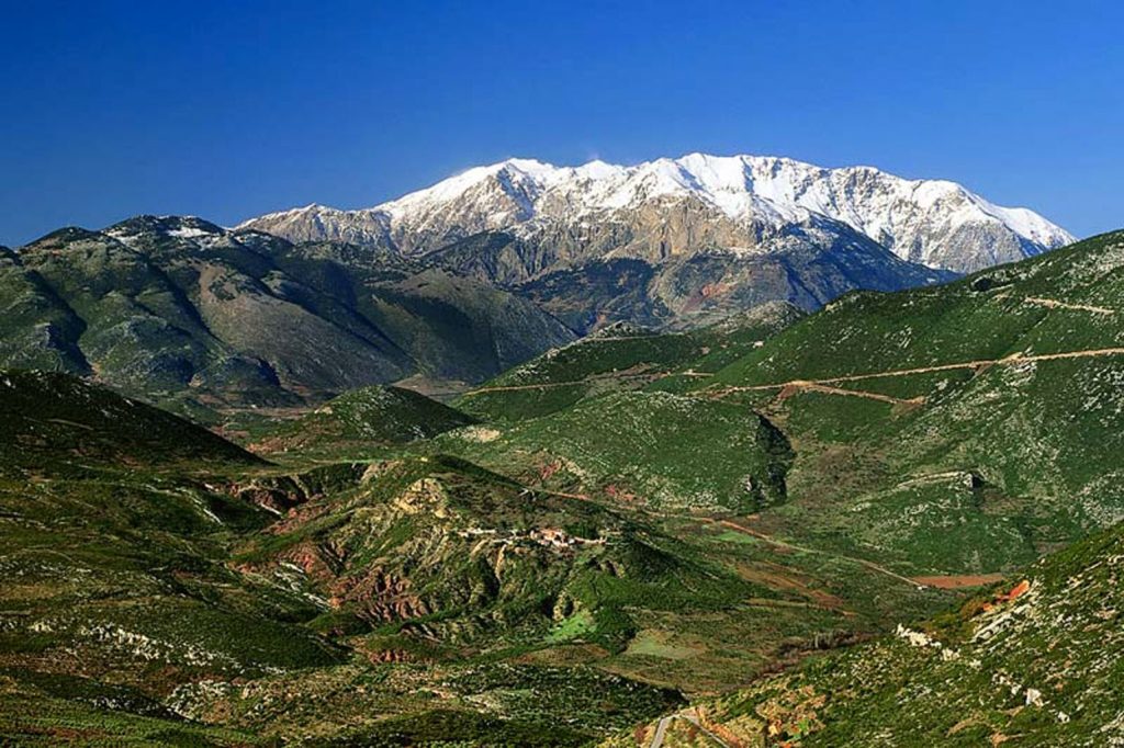 gunung-parnassus-surga-pendaki-dan-pecinta-ski