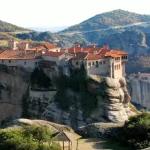 meteora-biara-di-atas-batu-raksasa-yang-menakjubkan