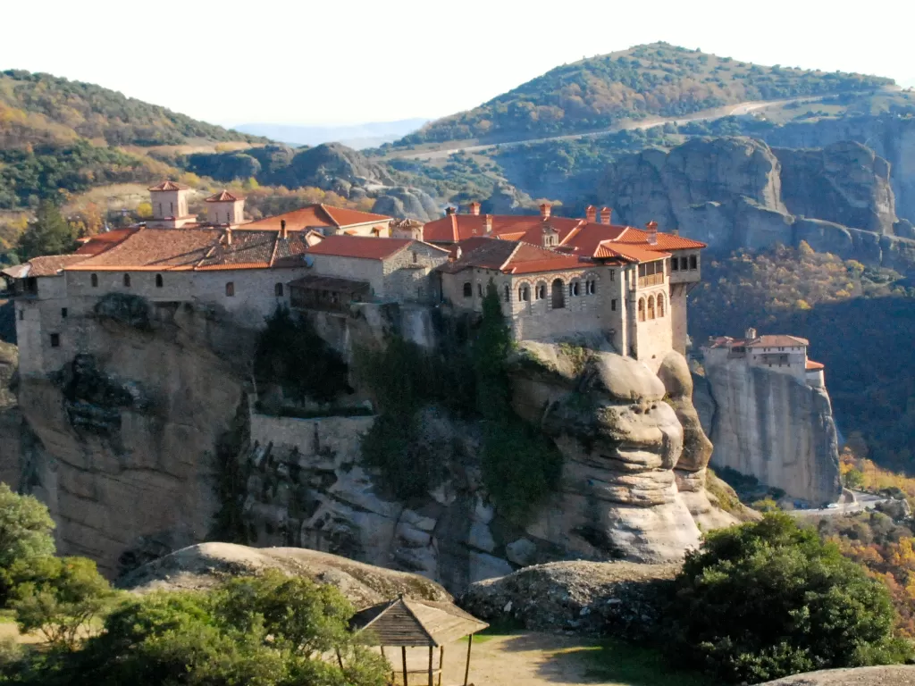 meteora-biara-di-atas-batu-raksasa-yang-menakjubkan